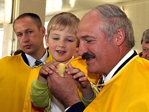 Александр Лукашенко со своим младшим сыном Колей инспектируют одну из птицефабрик.